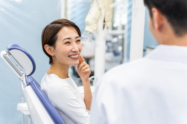 歯医者でほほ笑む女性